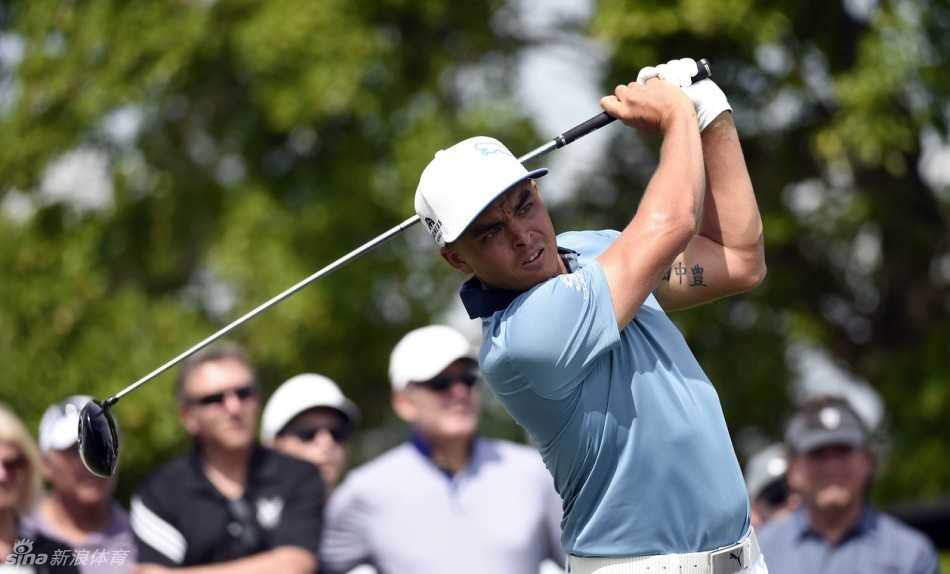 达斯汀·约翰逊高大的身躯在果岭上投下长长的影子，他正聚精会神地观察推杆线路，冷静的外表下是对胜利的强烈渴望。