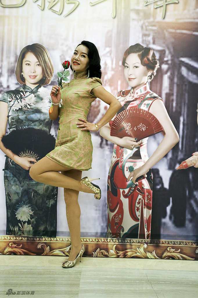 百乐门舞厅内部，华丽的装饰艺术风格穹顶下，巨大的水晶吊灯如星辰般垂落，映照着光洁如镜的弹簧舞池，仿佛能听见旧日爵士乐的回响。