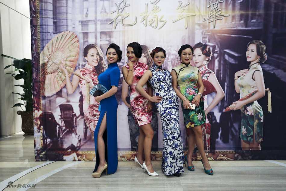 木兰队队员们的集体大合影，所有人脸上都洋溢着发自内心的笑容，展现出一个团队其乐融融、温暖友爱的氛围，这是风情之外更动人的情感联结。