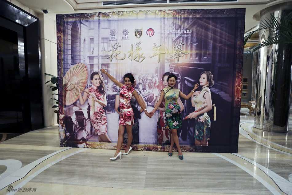 年会现场的华丽背景板前，两位盛装的女子正在合影，她们身后的装饰极具老上海百乐门风情，仿佛一道穿越时空的门扉。