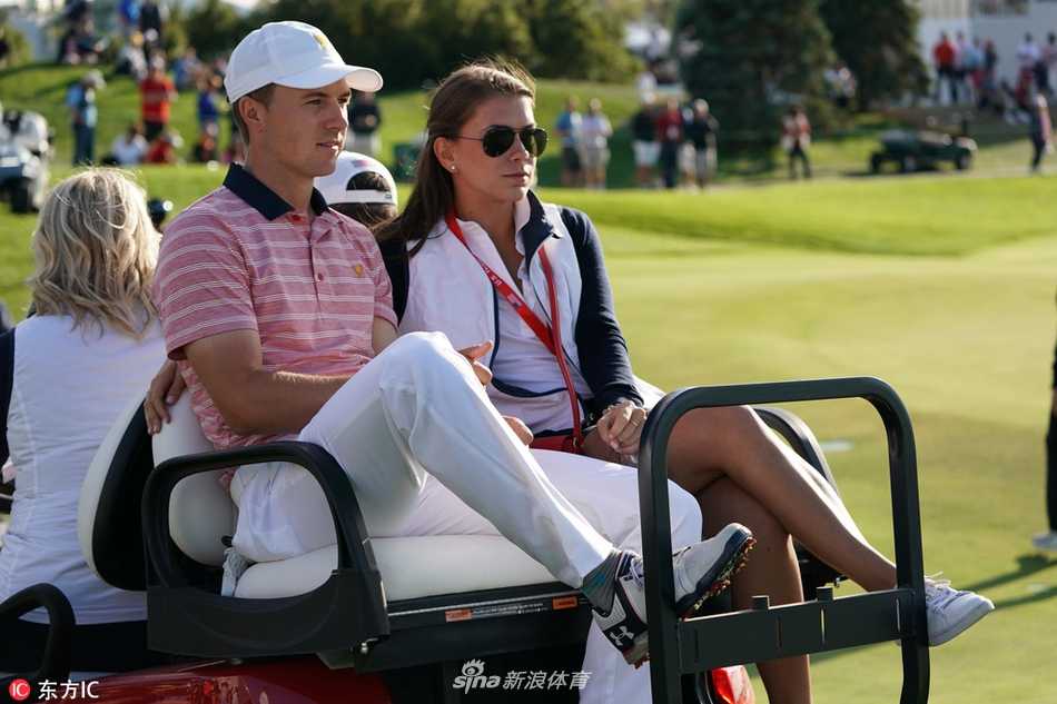 绿茵之外的温情:高尔夫球星们的爱情与家庭故事 乔丹·斯皮思与女友深情相拥,女友手指上璀璨的订婚钻戒熠熠生辉