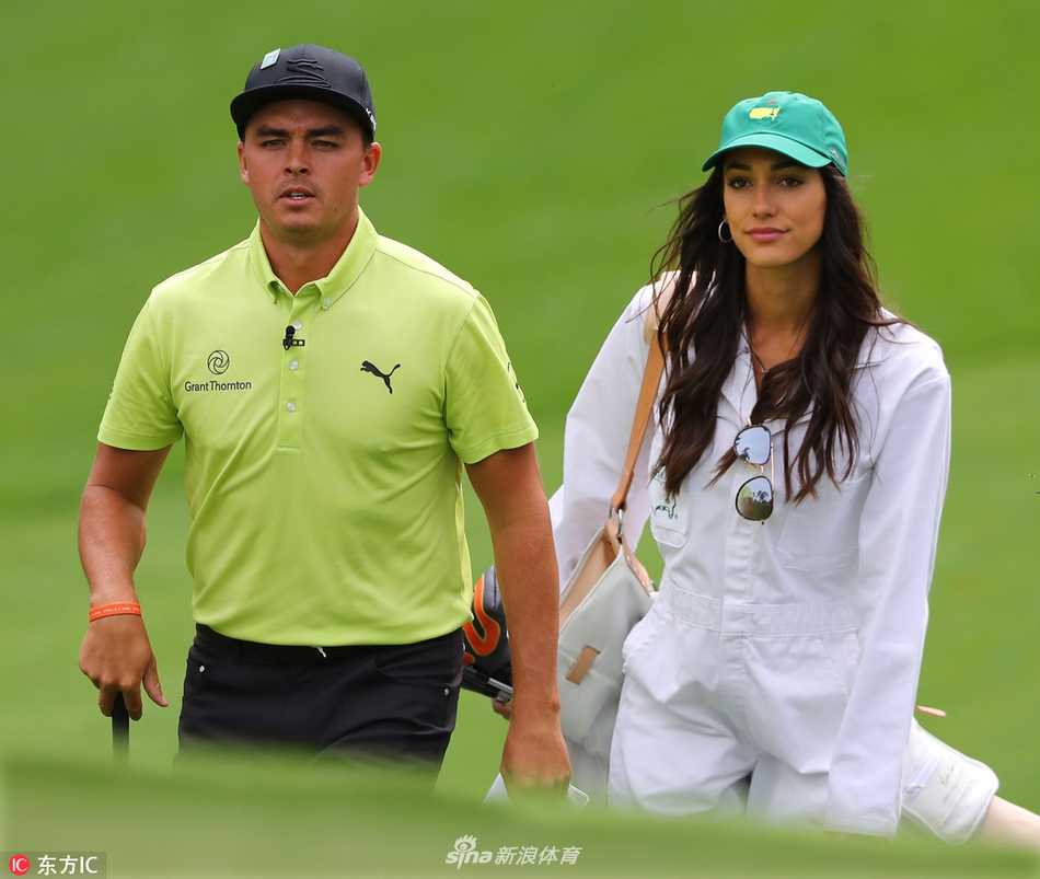 绿茵之外的温情:高尔夫球星们的爱情与家庭故事 韦伯·辛普森与妻子在果岭旁相视而笑,眼神交汇间充满无需言说的深情