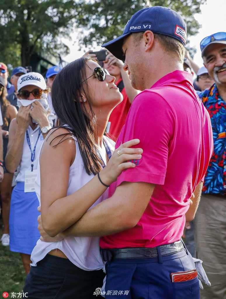 绿茵之外的温情:高尔夫球星们的爱情与家庭故事 琼·拉姆与女友亲密相依,两人脸上洋溢着青春而灿烂的幸福笑容