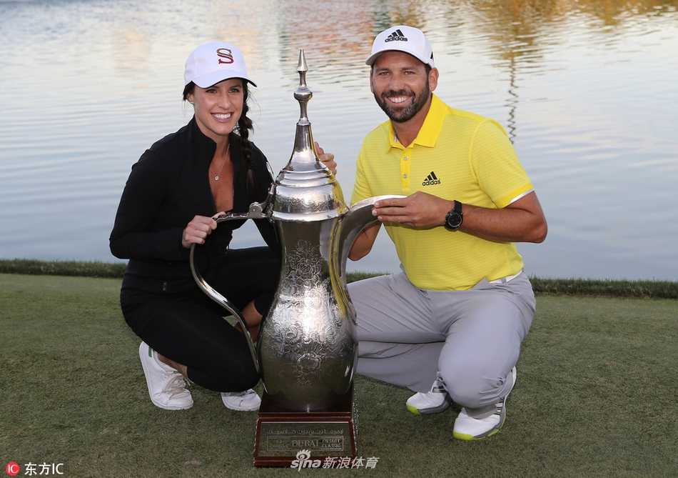 绿茵之外的温情:高尔夫球星们的爱情与家庭故事 一位球员与妻子在众人瞩目下深情接吻,画面充满了爱意与仪式感