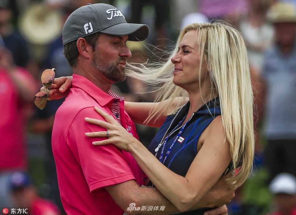 绿茵之外的温情:高尔夫球星们的爱情与家庭故事 简森·戴伊与爱妻并肩而立,面对镜头绽放出极具感染力的开怀笑容