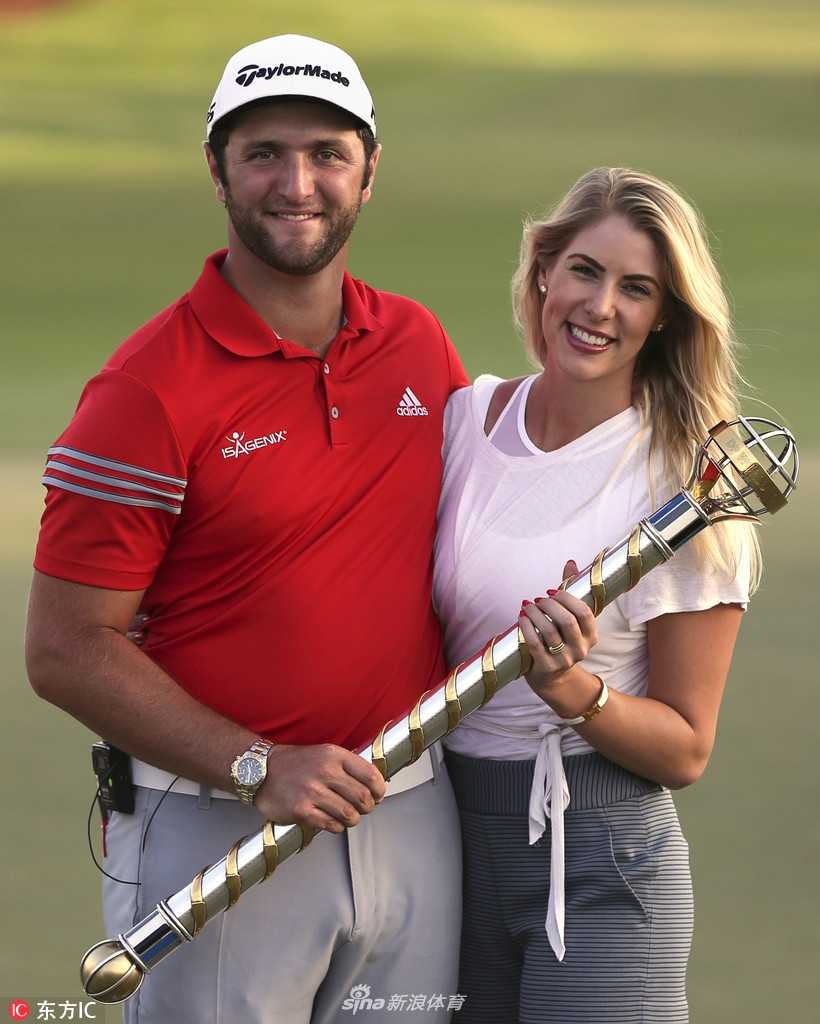 绿茵之外的温情:高尔夫球星们的爱情与家庭故事 亨利克·斯滕森与太太面带微笑并肩站立,面容神态惊人的和谐默契