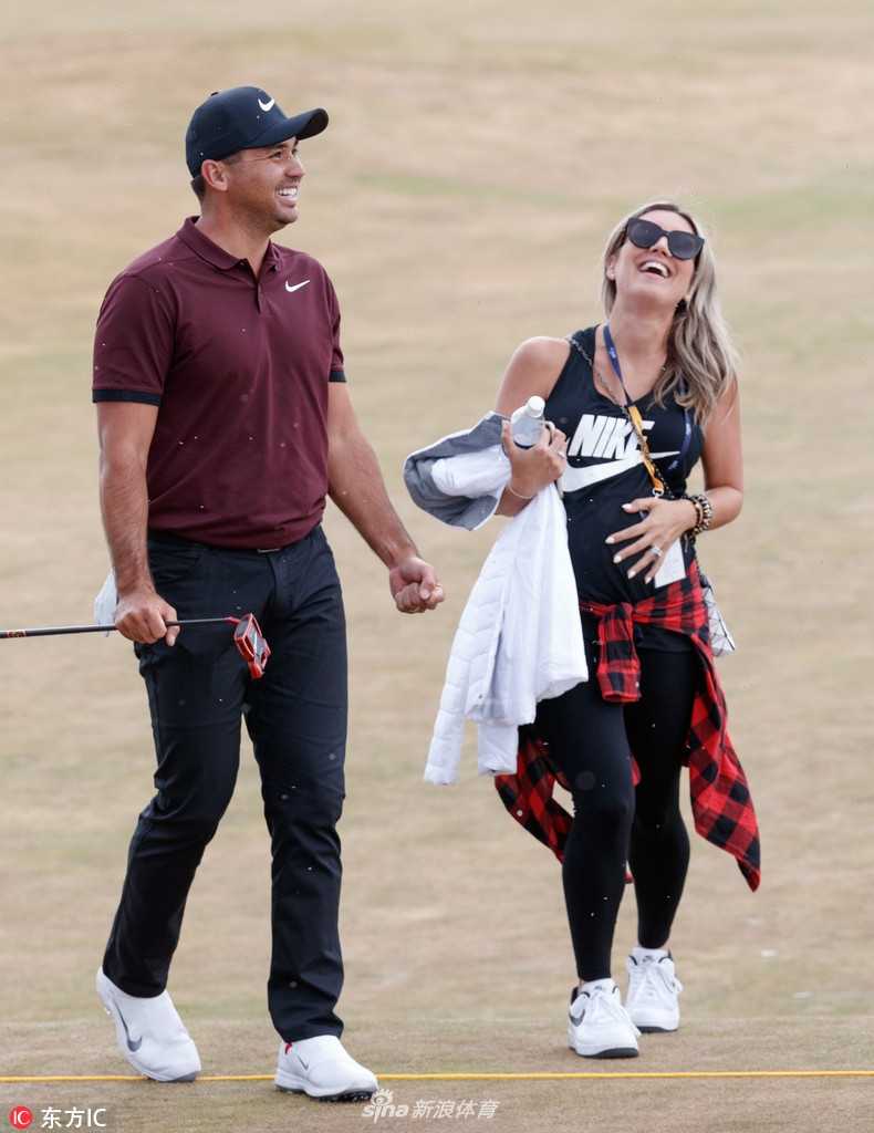 绿茵之外的温情:高尔夫球星们的爱情与家庭故事 塞尔吉奥·加西亚与身旁气质出众的女伴一同亮相,举止亲密