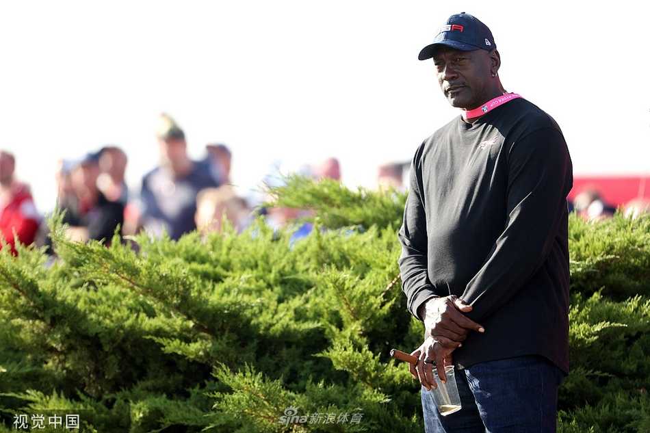 迈克尔·乔丹与史蒂芬·库里并肩站立，目光如炬地注视着远方果岭，仿佛两位篮球场上的指挥官正在分析高尔夫赛场上的战术布局。