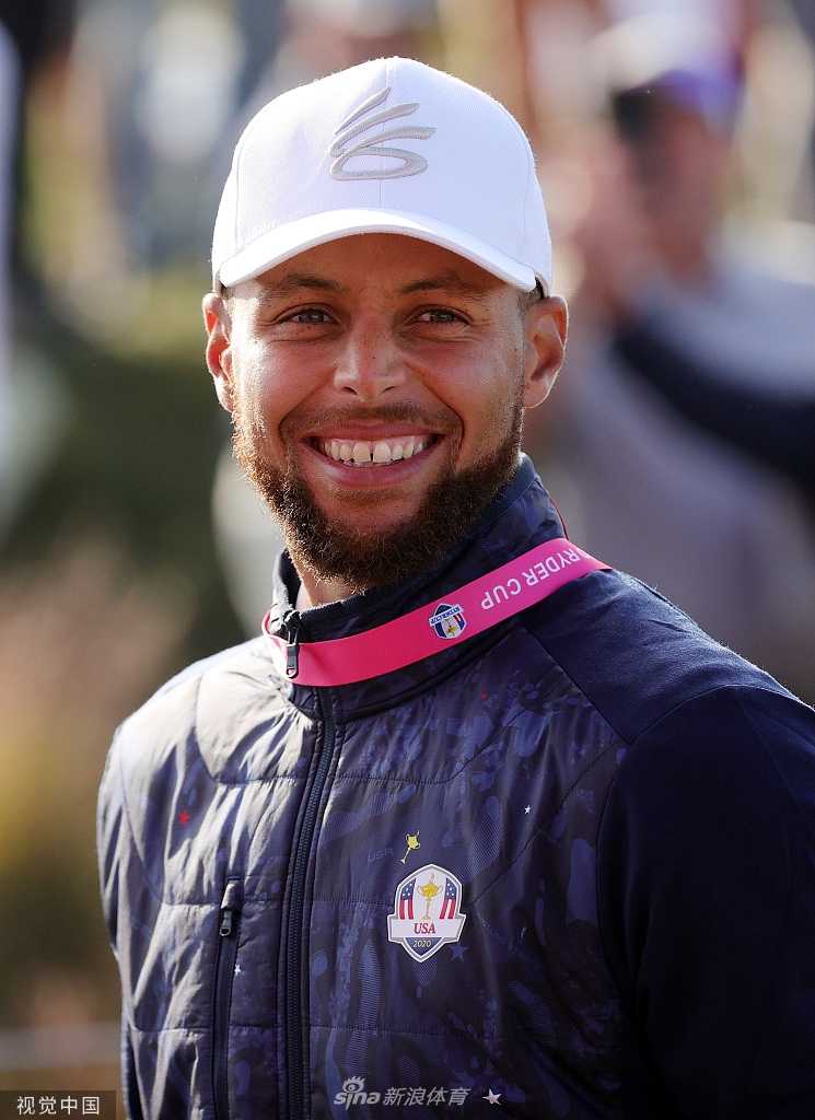 乔丹与库里在观众席上相谈甚欢，库里侧身倾听，乔丹比划着手势，仿佛篮球传奇正在向新一代巨星传授着某种心得。