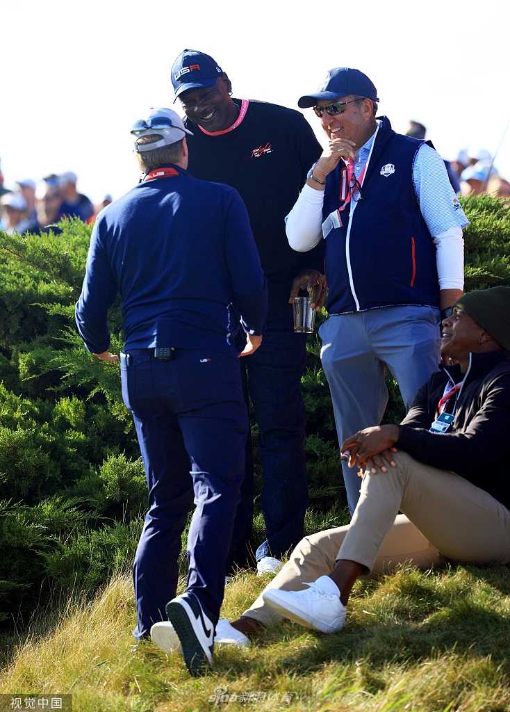 史蒂芬·库里开怀大笑，露出灿烂笑容，仿佛刚刚目睹了一记不可思议的小鸟推杆，瞬间点燃了全场观众的热情。