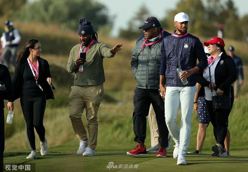 夕阳余晖下，乔丹的侧影被镀上一层金边，他凝神思考的身影与远处广阔的球场融为一体，显得孤独而深邃。