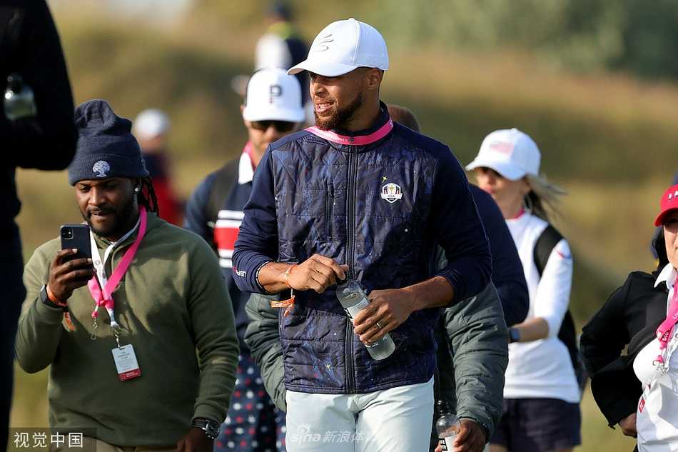 镜头捕捉到乔丹一个深邃的凝视特写，眼神中依旧闪烁着熟悉的竞争火焰，仿佛即便身处观众席，他的好胜心也从未离开过竞技场。