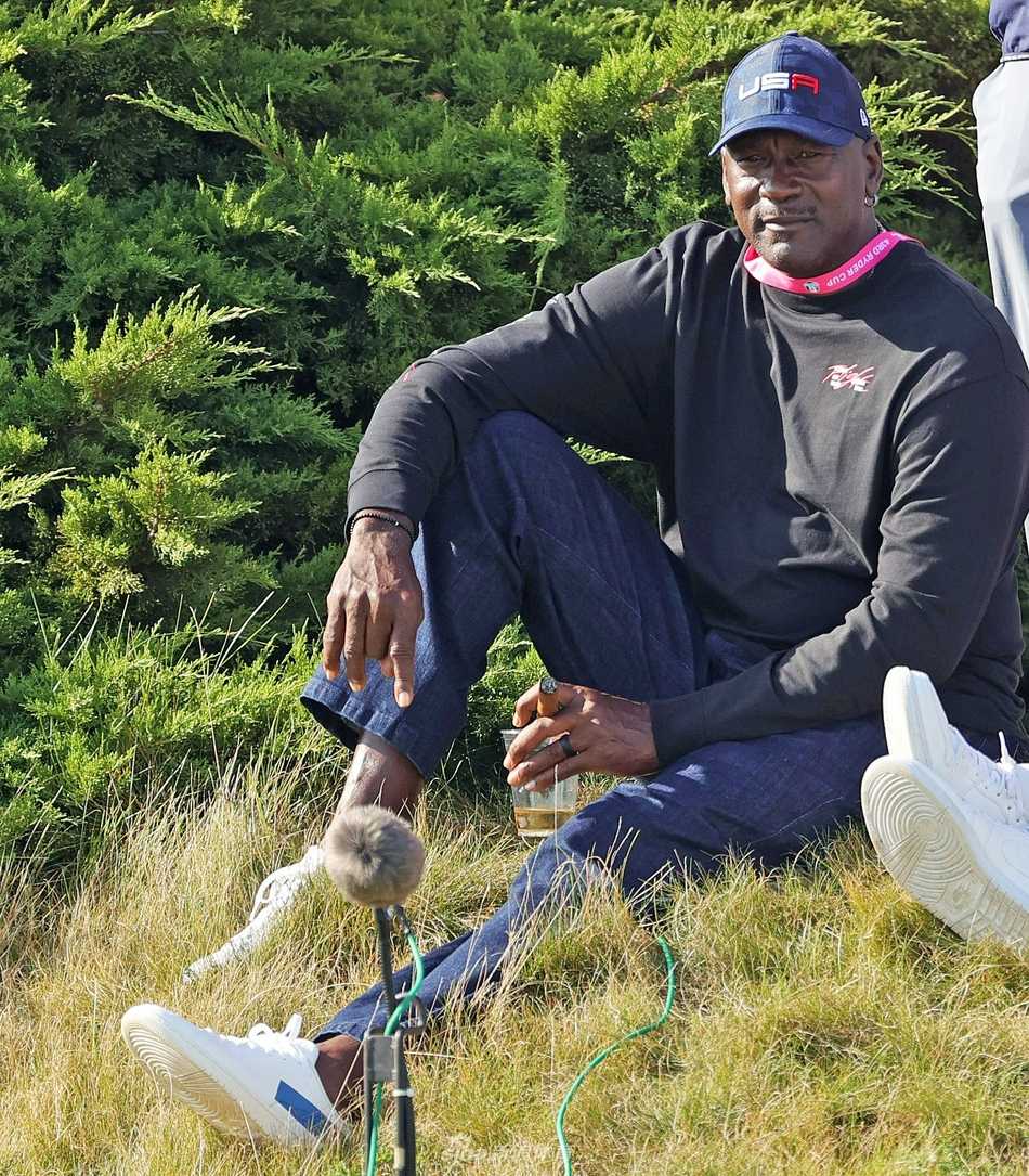 一张广阔的现场全景图，呼啸峡球场美景尽收眼底，乔丹与库里的身影点缀在人群之中，宛如两位王者悄然降临这片绿色的战场。