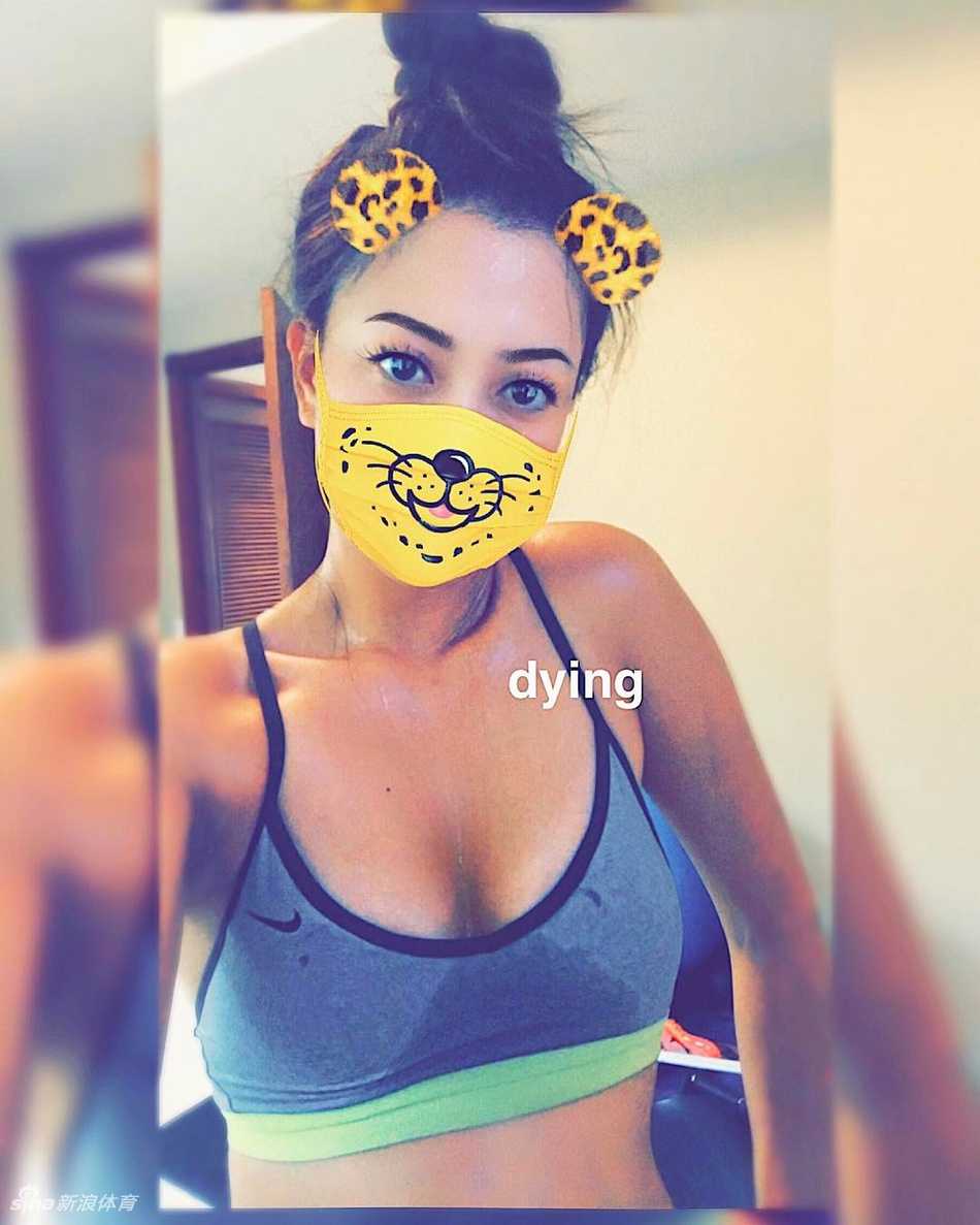 绿茵之外的高尔夫人生图鉴 魏圣美在健身房专注地进行力量训练,汗水见证着这位冠军球员对卓越体魄的不懈追求。