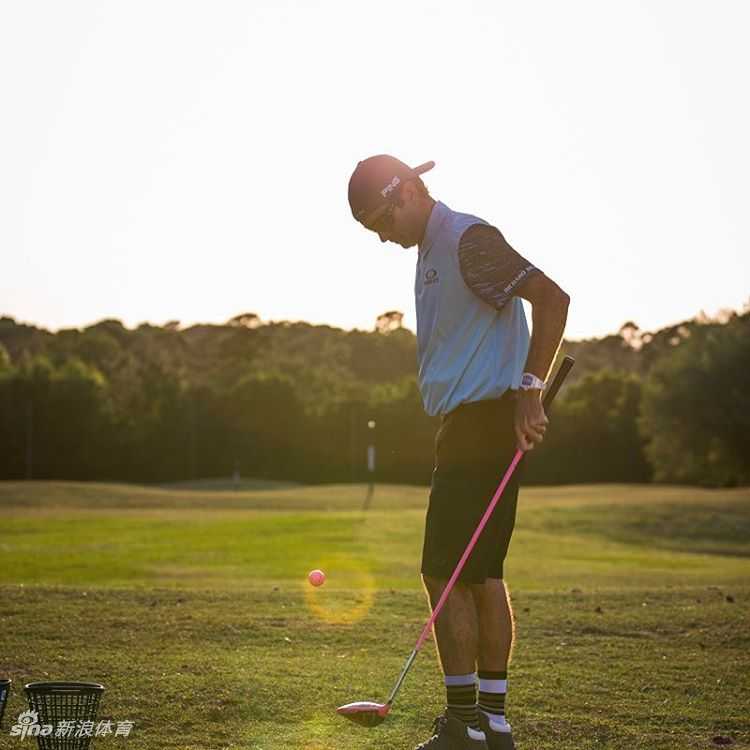 绿茵之外的高尔夫人生图鉴 巴巴·沃森在草地上轻松地颠着足球,展现出不逊于其高尔夫天赋的运动协调性与童趣。
