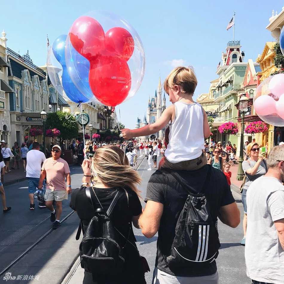 绿茵之外的高尔夫人生图鉴 达斯汀·约翰逊一家温馨相依,赛场上的王者此刻只是洋溢着幸福笑容的丈夫与父亲。