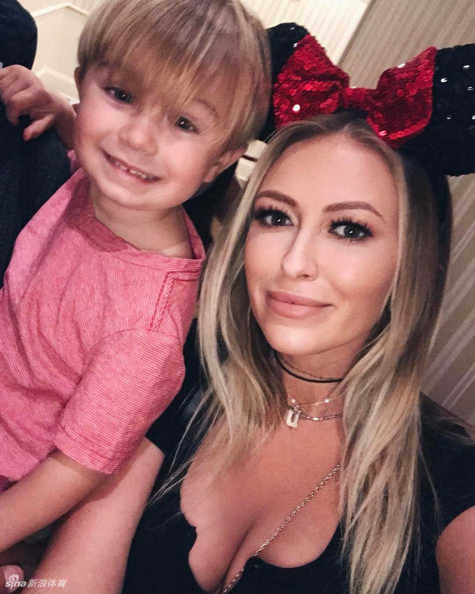 绿茵之外的高尔夫人生图鉴 宝琳娜·格雷茨基与女儿塔图姆亲密相拥,展现高尔夫家庭时尚而温馨的日常生活。