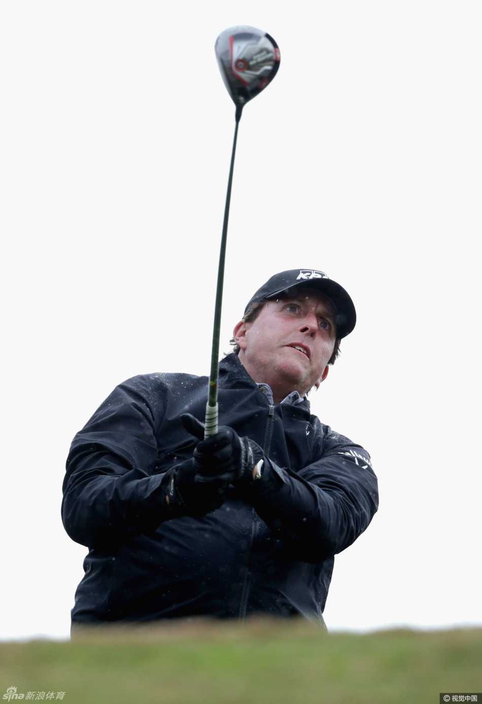 米克尔森在局间小憩，他戴着帽子坐在长椅上，表情沉着冷静，仿佛在脑中复盘比赛并规划着后续战术。