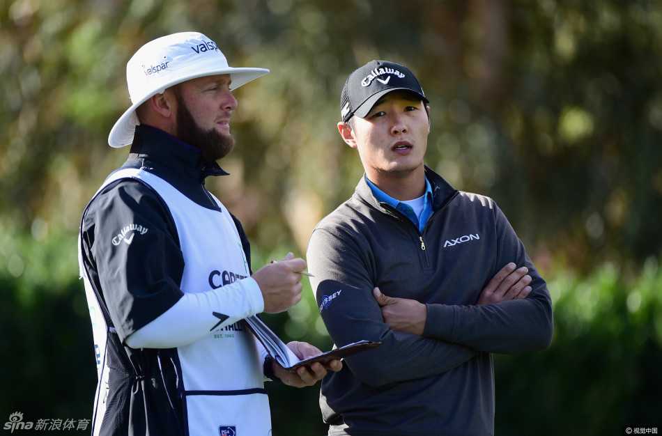 领先者斯沃福德在雨中全神贯注地挥杆，身体在湿滑的场地上依然保持着完美的平衡与爆发力。