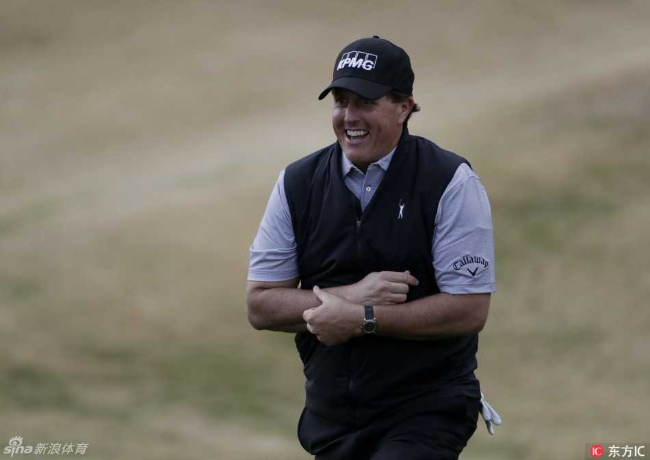 李真明在果岭边审慎观察线路，他正为一次重要的推杆做准备，神情专注，志在必得。