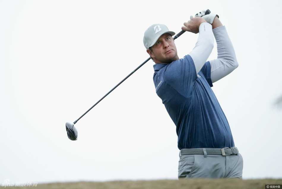 保罗·卡西完成了一次教科书般的流畅挥杆，雨水在空中划出轨迹，画面充满了力量与动感之美。