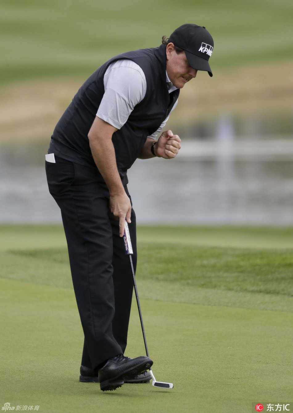 米克尔森紧握拳头激情庆祝，他双眼炯炯有神，脸上洋溢着成功的喜悦，这个经典动作瞬间凝固了赛场的所有能量。