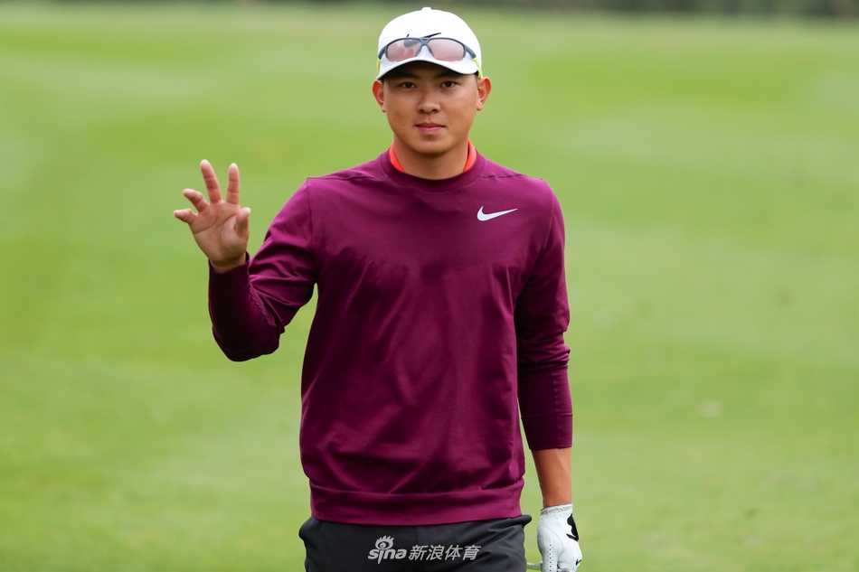 绿茵争锋 球手挥杆竞逐领先榜 张蕙麟躬身观察果岭地形,准备进行一记至关重要的切球,表情沉着而自信。