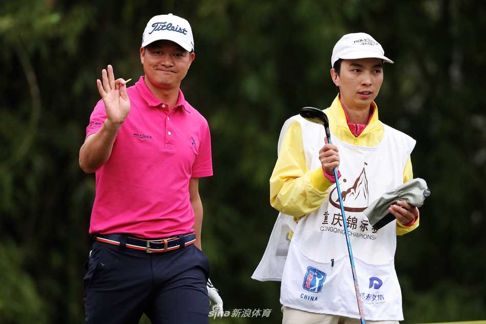 绿茵争锋 球手挥杆竞逐领先榜 陈昌平正专注地进行推杆,球在翠绿的果岭上向着球洞缓缓滚去,全场目光聚焦于此。