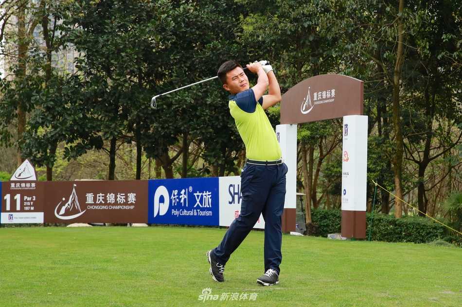 绿茵争锋 球手挥杆竞逐领先榜 卡勒姆-塔伦全力挥杆开球,身体力量完美爆发,白色小球在蓝天下划出一道优美的弧线。