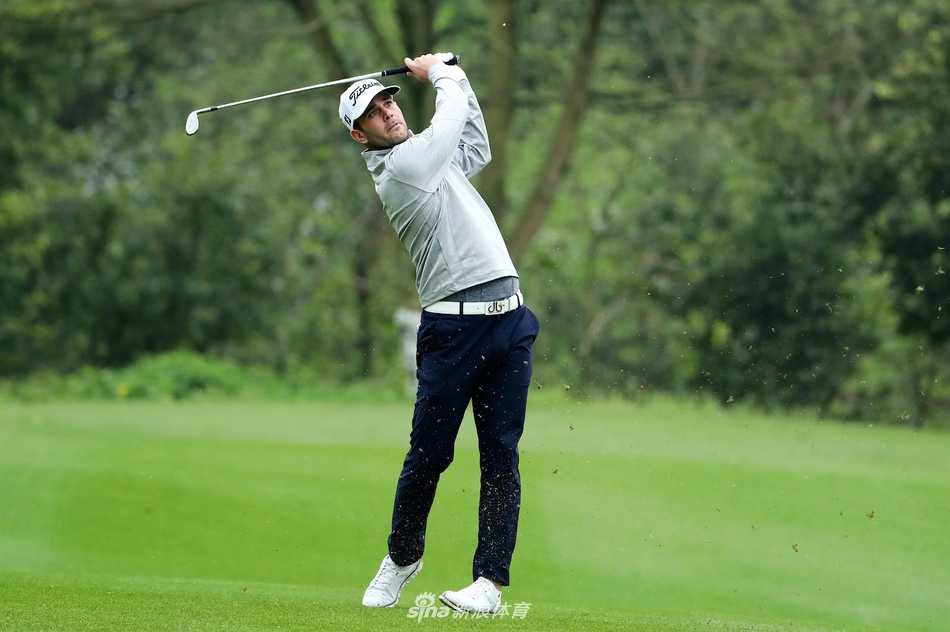 绿茵争锋 球手挥杆竞逐领先榜 杨慕天在夕阳的余晖中完成推杆动作,金色的阳光为他与球杆勾勒出充满动感的剪影。