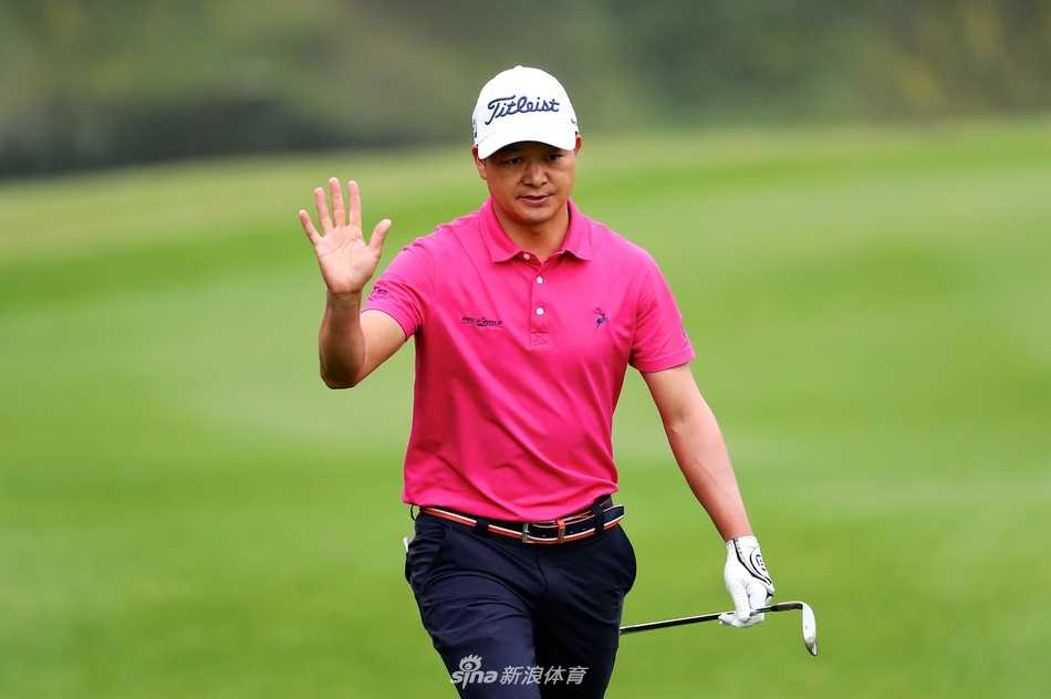 绿茵争锋 球手挥杆竞逐领先榜 选手们在赛后相互致意,握手言谈间尽显体育精神,背景是沐浴在温暖暮色中的宁静球场。