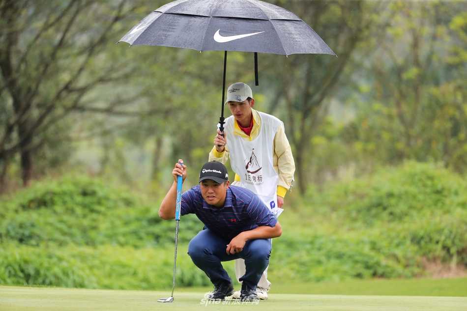 绿茵争锋 球手挥杆竞逐领先榜 陈子豪在球道中央沉稳站立,目光如炬地望向远方的果岭,正在规划下一杆的进攻策略。