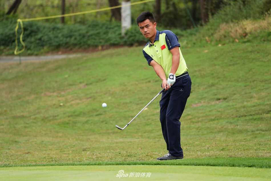 绿茵争锋 球手挥杆竞逐领先榜 黄文义在沙坑中救球,沙砾飞扬的瞬间展现了他出色的障碍区处理能力。