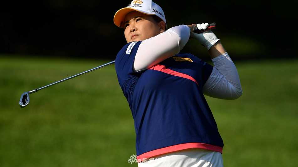 宝拉·克里默在依云锦标赛首轮挥杆瞬间，姿态专注而充满力量，目光坚定地望向前方球道。