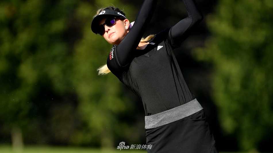 宝拉·克里默完成一次漂亮推击后，露出标志性的灿烂笑容，散发着胜利者的魅力。