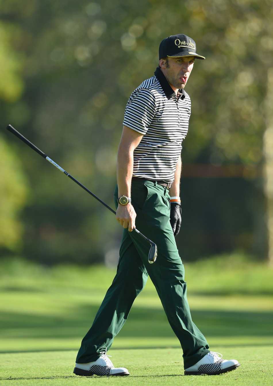 足球名宿皮耶罗凝神准备开球，眼神专注如瞄准球门