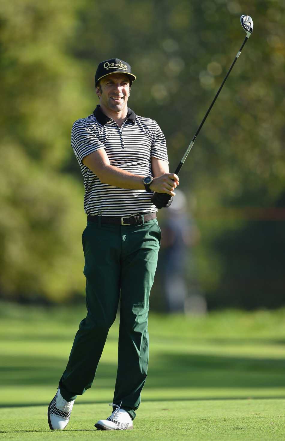 皮耶罗优雅完成推杆收杆动作，尽显从容风度