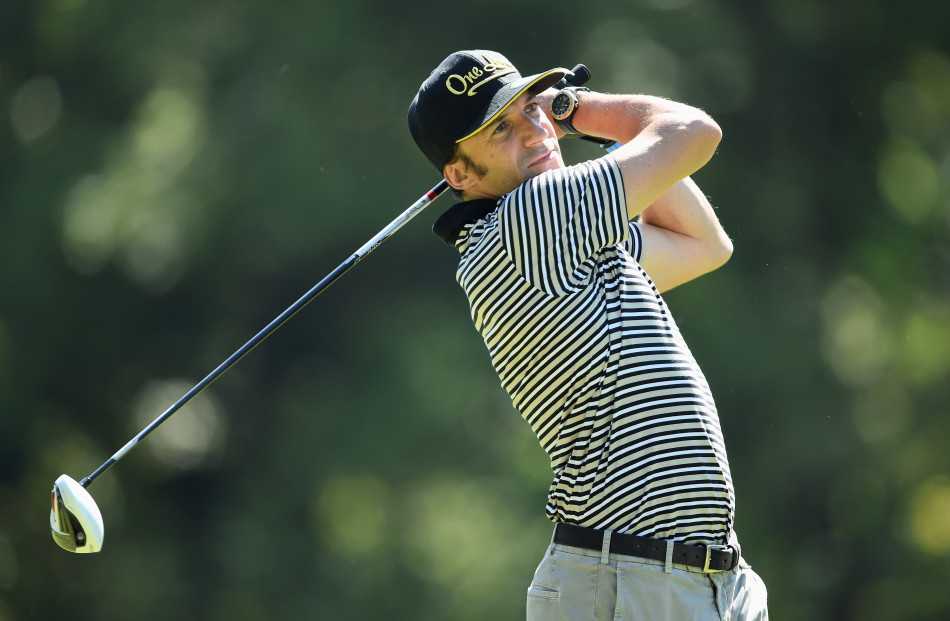 皮耶罗仰望空中球路神情专注，似在评估击球效果