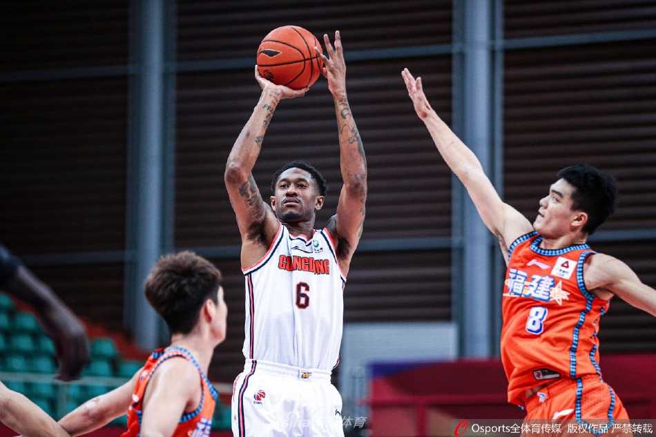 广东队球员胡明轩在福建队严防死守下依然犀利突破，只见他身形如电，犹如白驹过隙般闪过防守，将球送入篮筐。