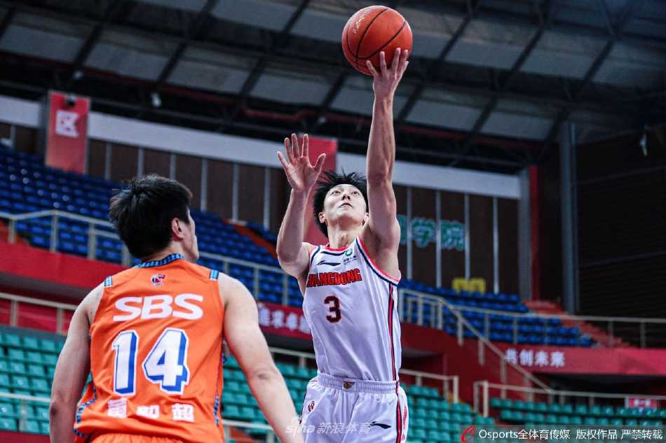 广东内线新星张昊高高跃起，双手滑翔劈扣震撼全场，他的活力与激情为球队注入了强大的能量，此役他砍下全队最高的17分。