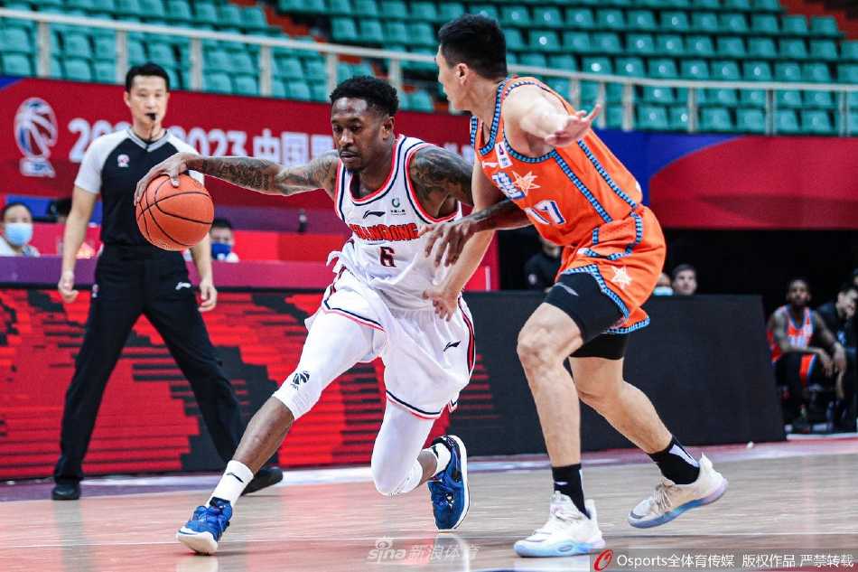 广东男篮大外援汉密尔顿在福建内线高高跃起拼抢篮板，他本场贡献6分8篮板5助攻的全面数据，攻防两端都起到了定海神针的作用。