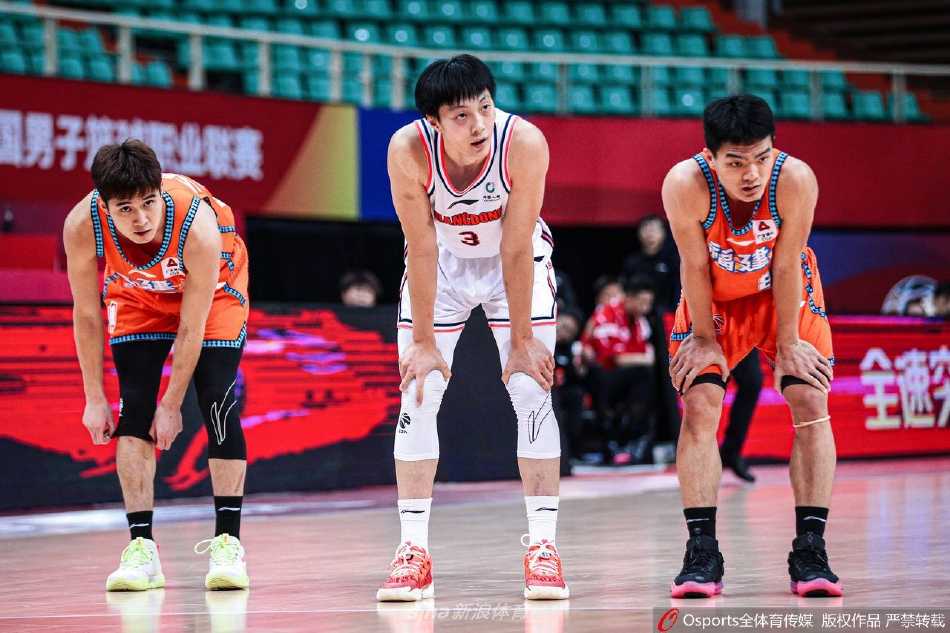 福建外援亚当斯面对广东队的多人包夹防守，依然寻找着传球与突破的缝隙，他全场空砍27分7篮板，虽然数据亮眼却难求一胜，眼神中透露出一丝不甘。