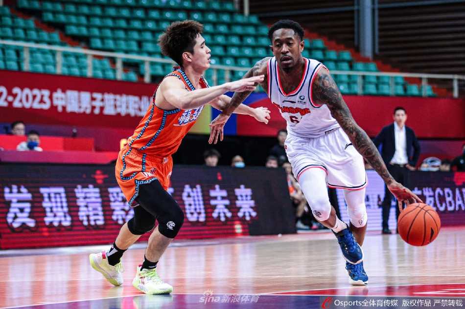 广东队赵睿运球过半场时做出战术手势，他全神贯注指挥着队友跑位，本场他贡献14分4篮板5助攻，是球队后场的节拍器。