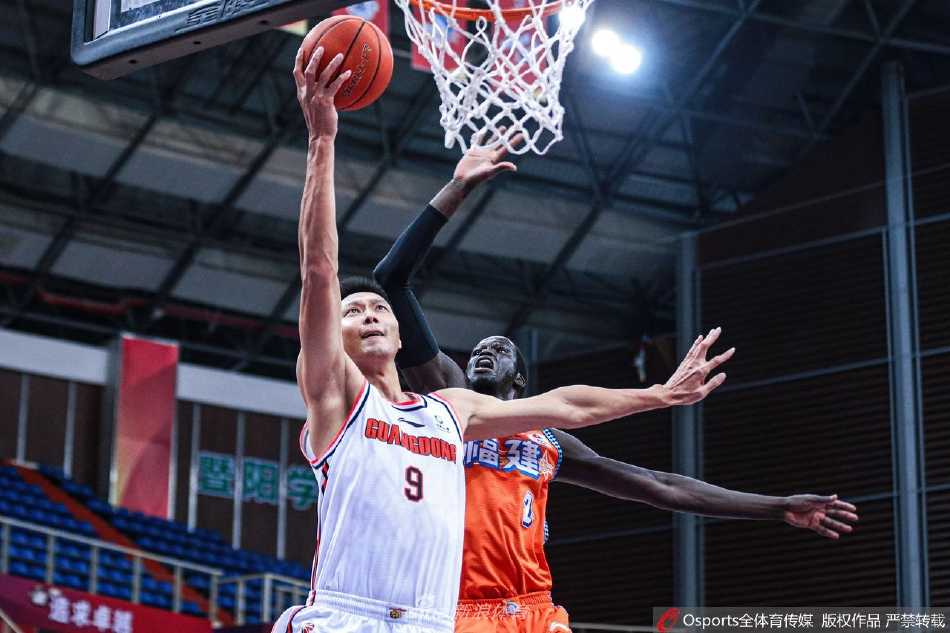 广东队精神领袖易建联在比赛中送出招牌封盖，虽然运动能力不及巅峰，但他凭借经验与身高依然在防守端威慑力十足，守护着球队的禁区。