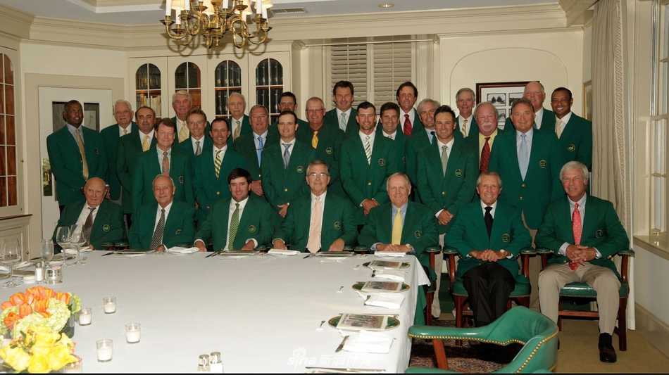 绿茵传奇的荣耀盛宴:大师赛冠军晚宴的传统与温情 历届大师赛冠军欢聚一堂,绿夹克在灯光下交相辉映,见证着高尔夫运动的代际传承