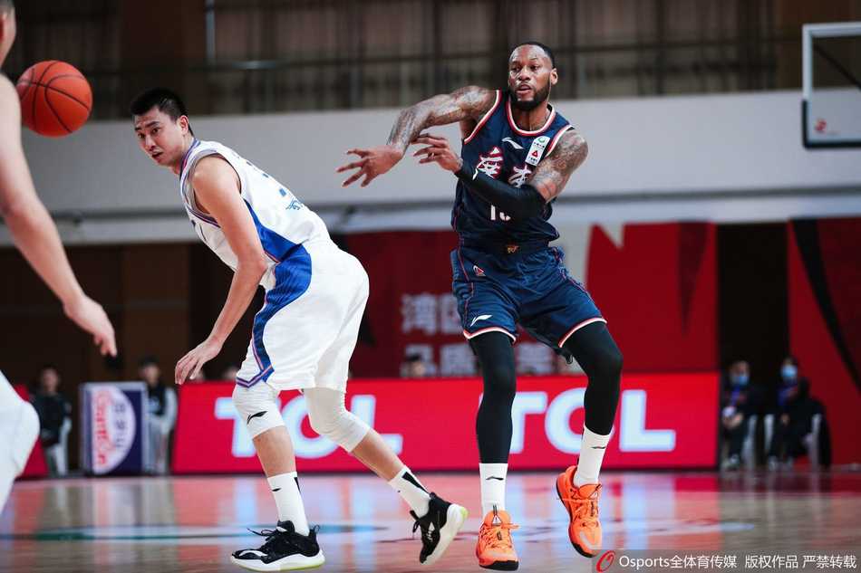 粤川对决年轻力量崭露头角,卫冕冠军用团队篮球诠释深厚底蕴 广东队年仅18岁的张昊迎着防守腾空而起,双手暴扣震撼全场,青春的力量在这一刻毫无保留地迸发出来。