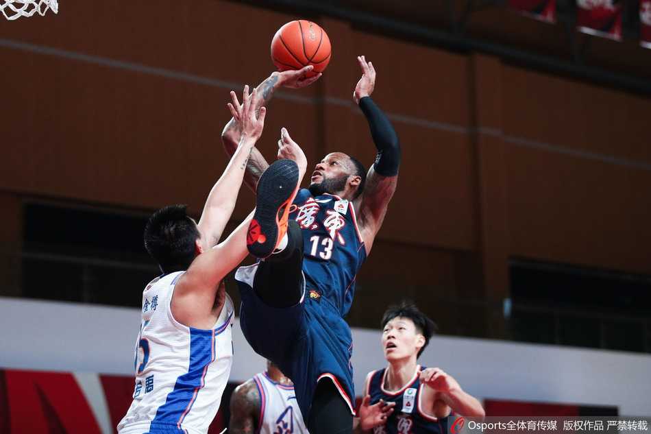 粤川对决年轻力量崭露头角,卫冕冠军用团队篮球诠释深厚底蕴 广东队赵睿如出膛炮弹般迅猛穿越人群,脸上写满坚毅,他单手抛出的篮球在空中划出一道彩虹,直奔篮心而去。