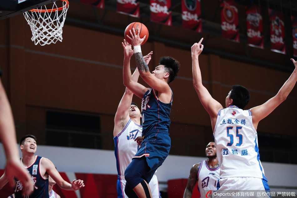 粤川对决年轻力量崭露头角,卫冕冠军用团队篮球诠释深厚底蕴 广东队外援布鲁克斯如蝴蝶穿花般灵动,在四川队三人围堵的缝隙中高高跃起,指尖轻柔地将球送向篮筐,仿佛在演奏一首行云流水的进攻乐章。