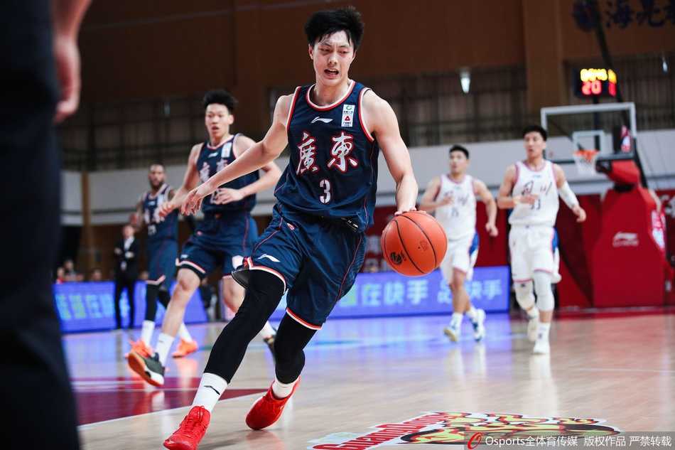 粤川对决年轻力量崭露头角,卫冕冠军用团队篮球诠释深厚底蕴 四川队年轻后卫袁堂文言传身教,面对广东队的多人围堵,他用一个背后假动作骗过防守,眼神中透露出超越年龄的冷静与睿智。