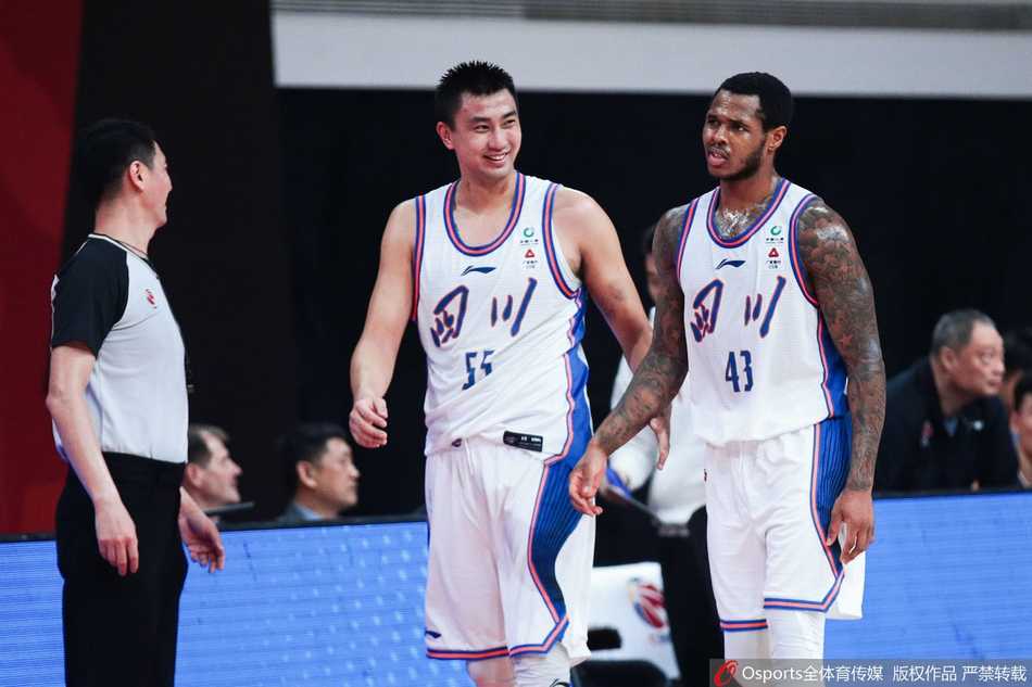 粤川对决年轻力量崭露头角,卫冕冠军用团队篮球诠释深厚底蕴 四川队苏若禹顶开防守,在广东队长人阵中奋力将球补进篮筐,肌肉碰撞的瞬间定格了他本场比赛犹如战神一般的强硬表现。